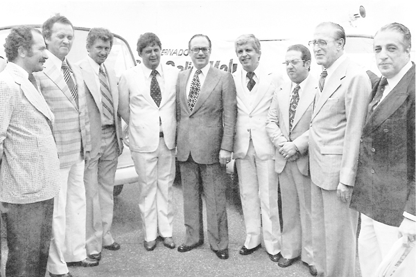 O Victor de Andrade manda esta foto, registrando uma das visitas do então governador Paulo Maluf a Franca. Da esquerda para a direita: (?), Jerônimo Rosa e Fábio Gimenes (dois ex-vereadores, já falecidos), Victor de Andrade (que era presidente da Câmara)